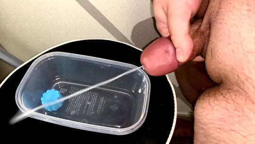 Pênis pequeno tentando gozar em um pote de plástico e mijar nele