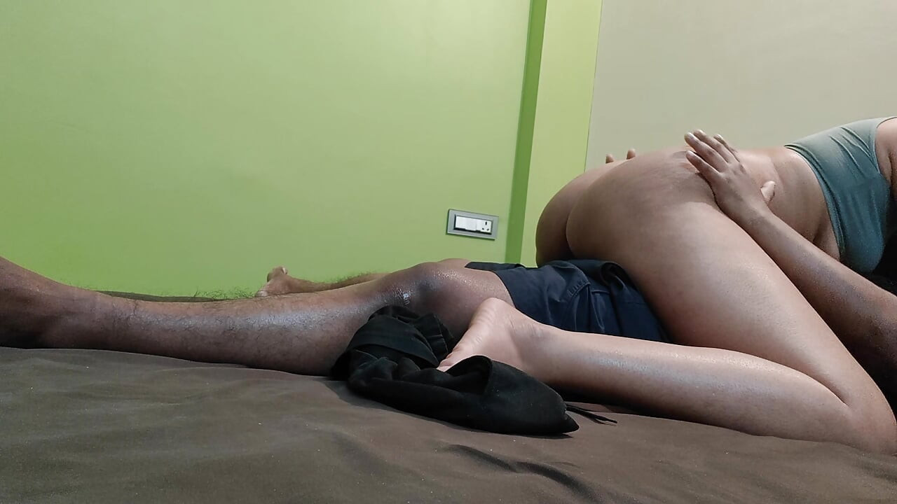 Leidenschaftliches paar im bett. Schönes Mädchen