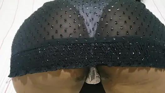 Ateşli esmer minyon kız sıkı amcığını göstermek için külotlu ateşli bir elbise içinde