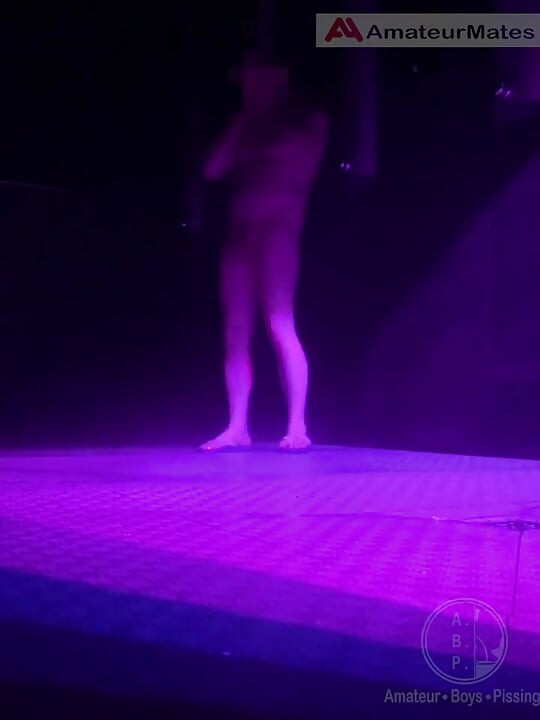 Аматьори хванати под душа на фитнеса - един от тях се втвърдява, опитва бърза ръчна работа и си тръгва. Другият пикае