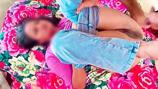 Hintli köylü fakir kız Soniya maaşını artırtığı için patronu tarafından sert sikişiyor güzel Hintli kız