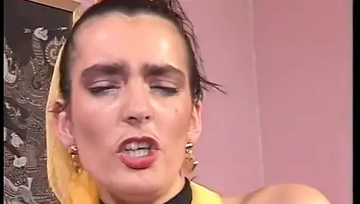 Сучке долбят ее волосатый пирожок