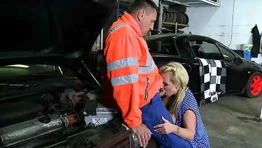 Blondine mit dicken möpsen fickt mit automechaniker auf dem auto ... in den mund kommen