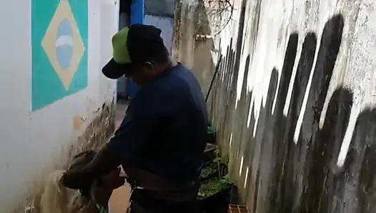 Saya membayar kotak makan siang dengan mengisap