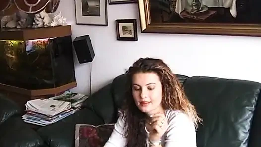 Играет с ее дыркой перед камерой в любительском видео