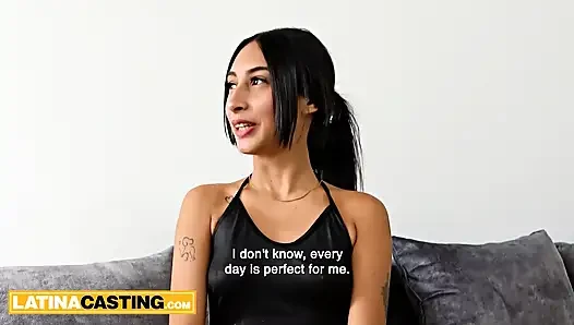 Bu asosyal 18 yaşındaki latin gerçek tarafını göstermeme izin veriyor... Dağınık bir yüze boşalma ve daha fazlası için yalvarıyor