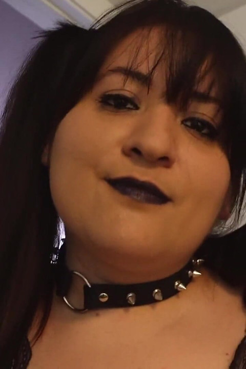 O tânără gotică demonstrează sexul sigur fratelui vitreg