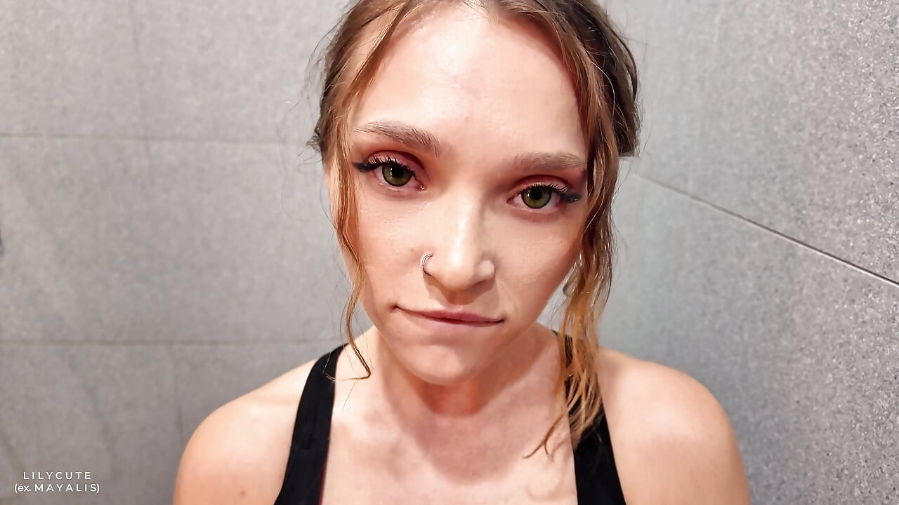 สาวยิมสุดฮอตขอให้คนแปลกหน้าแก้ไขแบบฟอร์มความเงี่ยนของเธอ – ได้รับ "การฝึกส่วนตัว" ในห้องล็อกเกอร์ชาย