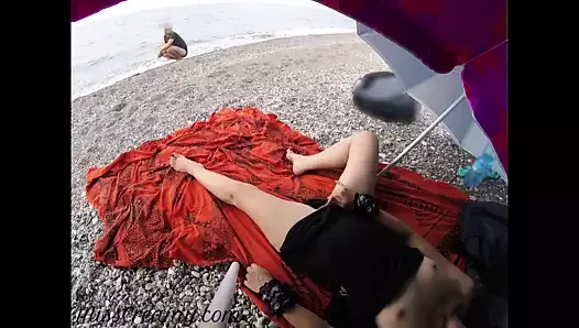 ビーチで見つかるプッシーフラッシュ見知らぬ人が潮吹きを手伝った