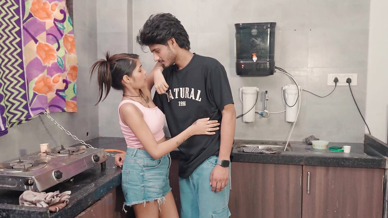 Wife ke jane ke baad Jija ne apni choti sali ko kitchen me hi pata kar kiya sex Cumshot