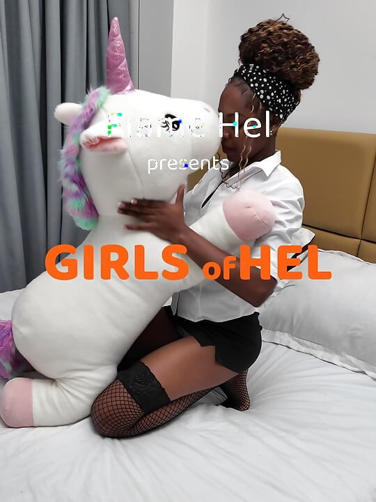 Hel의 흑인 미녀 Mia를 위한 딜도와 마술 지팡이 액션