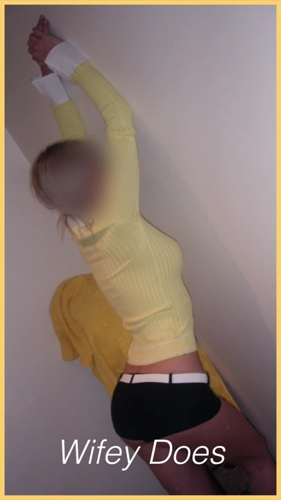 妻子穿着这件热辣的无胸衬衫看起来很棒