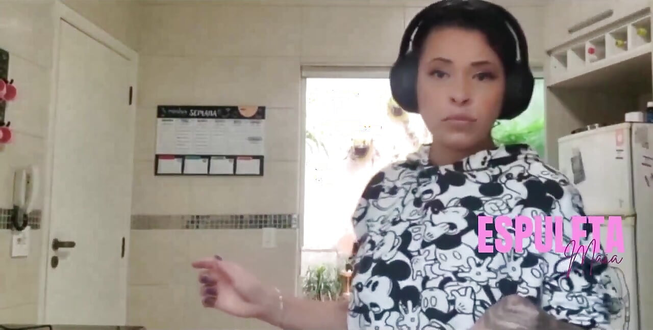 Ateşli esmer farklı bir şekilde yemek yapıyor - komşular için çıplak.