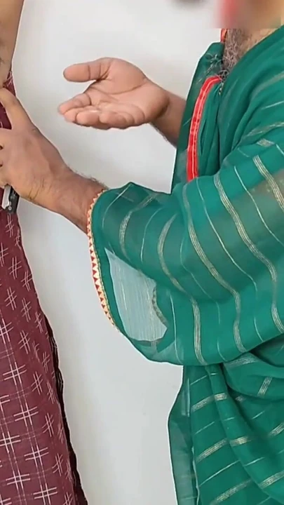 "कोमल ने पार्लर बुलाया और एक अनुभवी महिला को घर भेजा" से शानदार पल"