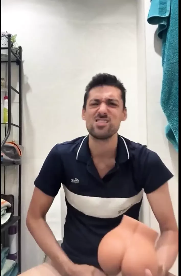 热辣的独奏男孩撸管并射得满是
