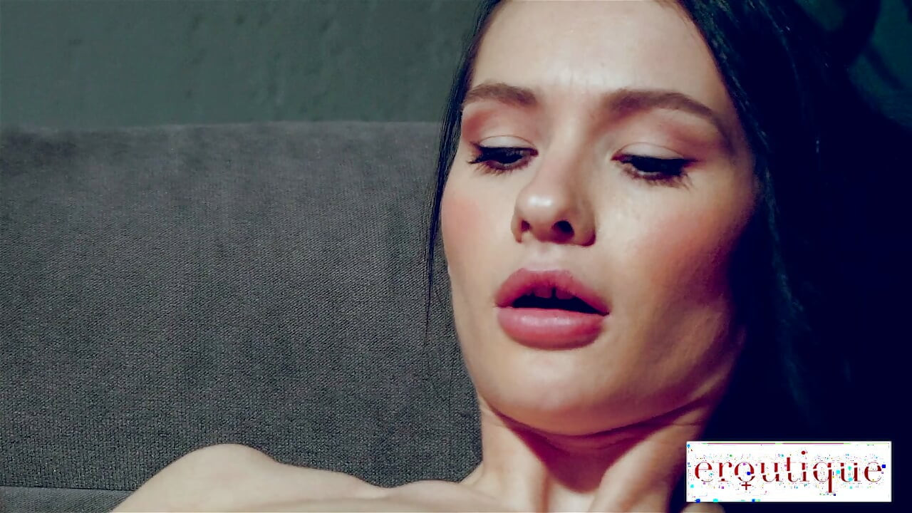 EROUTIQUE - Matty Mila Perez Squirtează din Pizda Strâmtă cu Vibratorul
