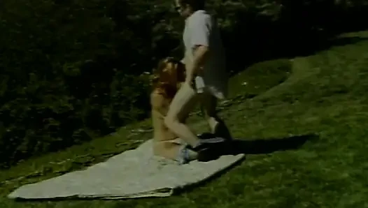 Seksi sarışın sürtük açık havada ateşli sikişiyor