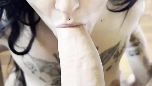 Наслаждаясь со Святым Макиавелли хорошим минетом, сексом с камшотом в ее жопу