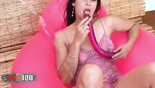 Kim: Junge französische brünette spielt mit wasser und Dildos