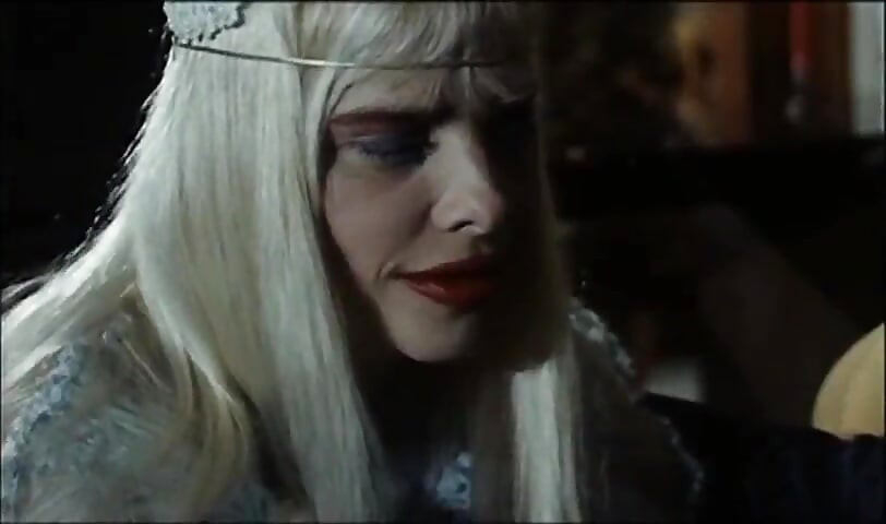 Лесбиянка целует большой большой член, сосет киску на вечеринке с трахом