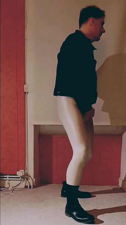 Cewek sange ini lagi asik masturbasi memeknya pakai legging vinyl warna putih