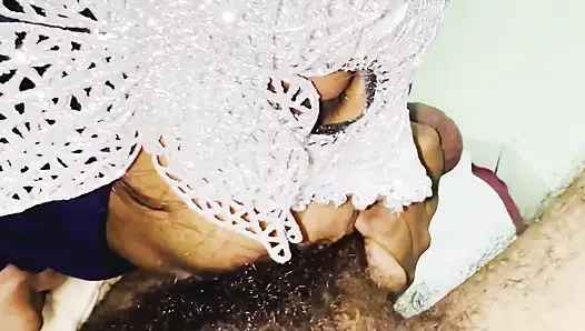 Ratu tenggorokan dalam hijab India kembali, muncrat di mulut, payudara besar, gadis desa facefuck