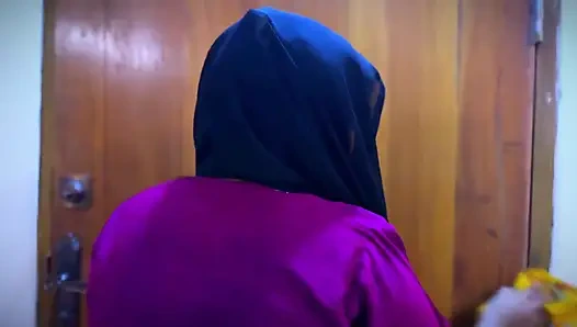 Büyük götlü düzgün vücutlu Mısırlı ateşli hizmetçi sandalyenin altında sıkıştıktan sonra çıplak götünü görüyorum ve mastürbasyona başlıyorum