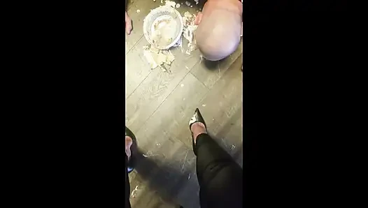 Penghinaan muka dan kaki dimakan dengan pai
