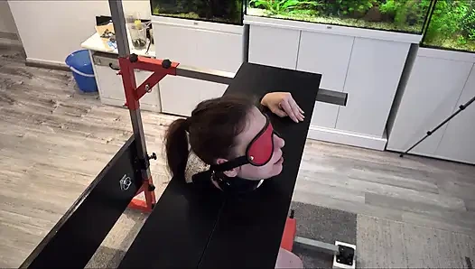 Sklavin Wehrlos Im Pranger Zum Orgasmus Auf Sybian Getrieben