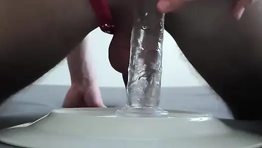 Tangalı seksi adam transparan yapay penisine biniyor