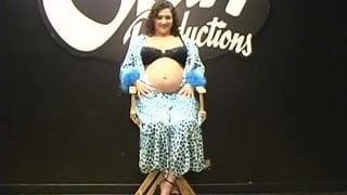 Morena grávida tira a roupa e brinca com seus peitos pesados