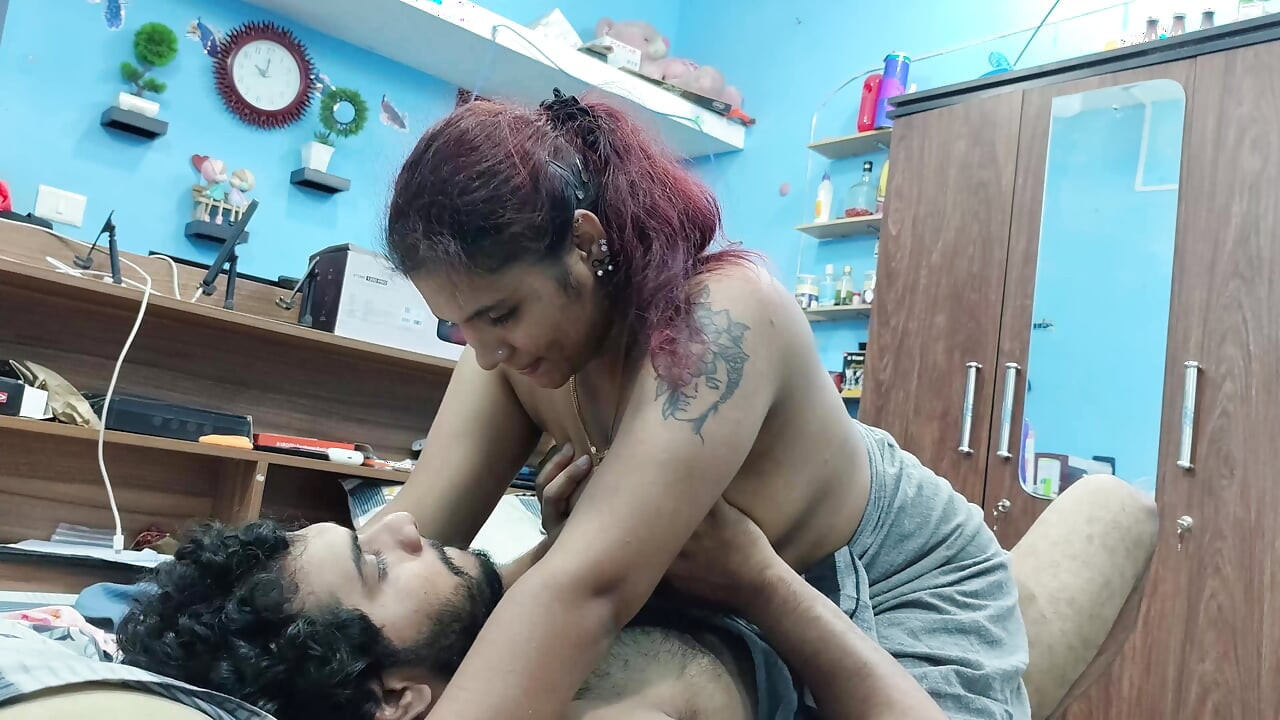 Menina dominando e fazendo sexo duro com garoto e garoto chupa mamilo da menina