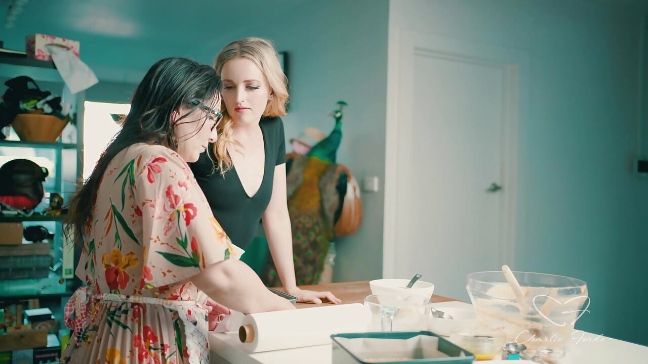 Charli phord ki visheshta vala kek mujhe senken, Chasey Devil