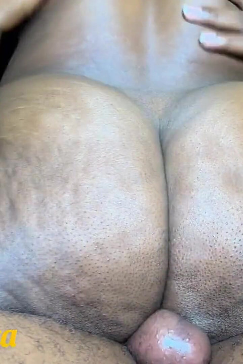 그녀는 내 지옥을 따먹고 나를 결코 전에 같이 사정하게 만든다.