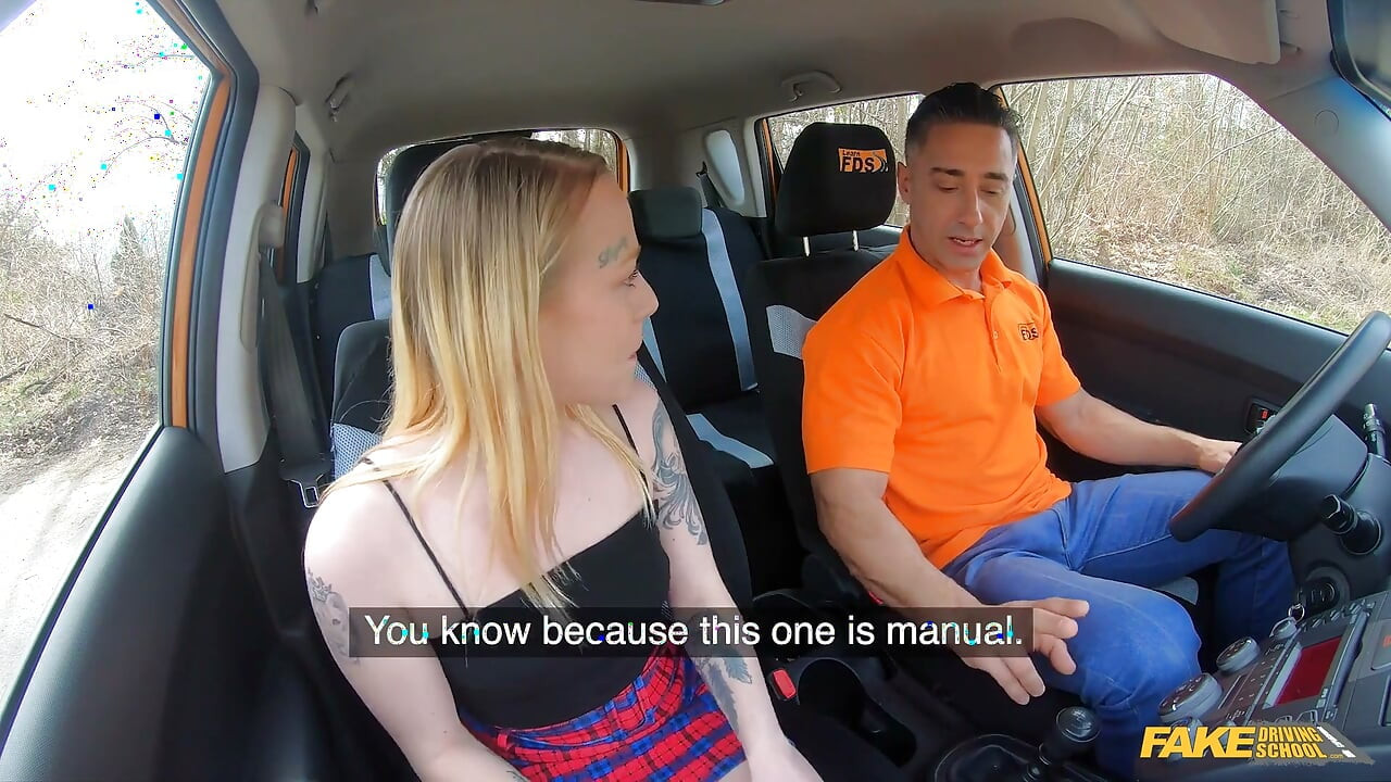 Fake driving college - eine tätowierte blondine reitet gerne Schrotflinte und thicc schwanz