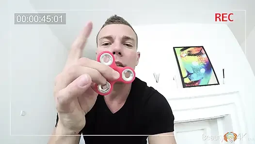 Cowok ini lagi asik mainin fidget spinner sebelum casting bokep pertamanya