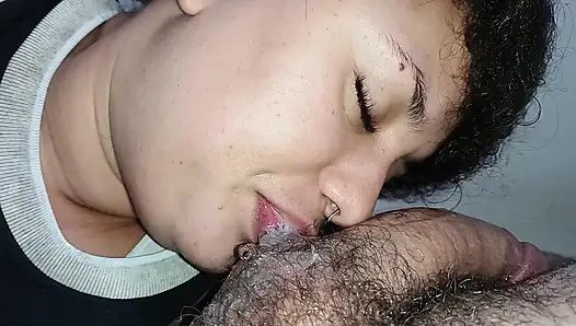 ВЛАЖНАЯ ГЛУБОКАЯ ТОЛА, ОНА ОБОЖАЕТ ЧЛЕН, ЗАПОЛНЯЮЩИЙ ВЕСЬ ЕЕ МАЛЕНЬКИЙ РОТ