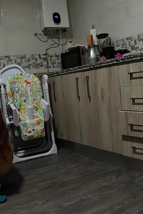 Üvey babam beni izlerken onu kendine dokunurken yakaladı, sonunda mutfakta ateşli sikişiyoruz!