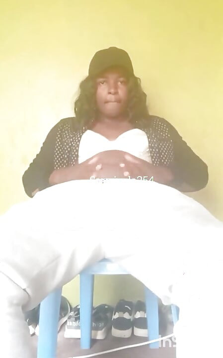 Si nakal crossdresser lagi asik ngocok kontol raksasa pria kulit hitam
