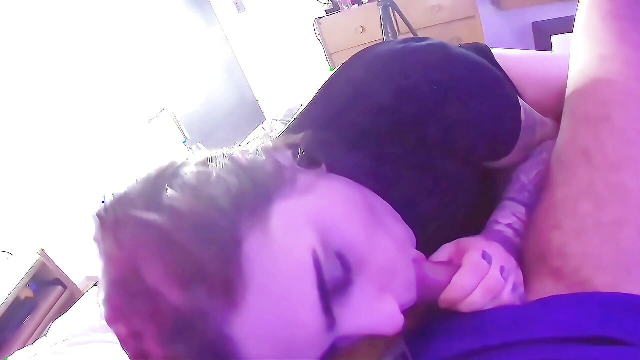 Pohlepni Femboy Rukuje Velikim BBC Kurcem