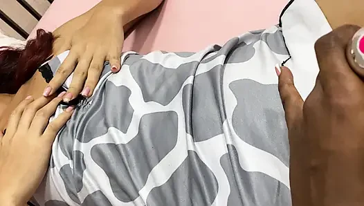Aku mergoki sahabatku lagi ngobrol sama pacarnya dan dia bisik-bisik di telingaku kalau dia pengen ngobrol hal-hal seks lesbian