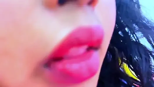 Arap Müslüman ateşli hizmetçi yastığı otel yatağında sikişiyor sonra yabancı bir adam büyük götünü görüyor ve elle muameleye başlıyor