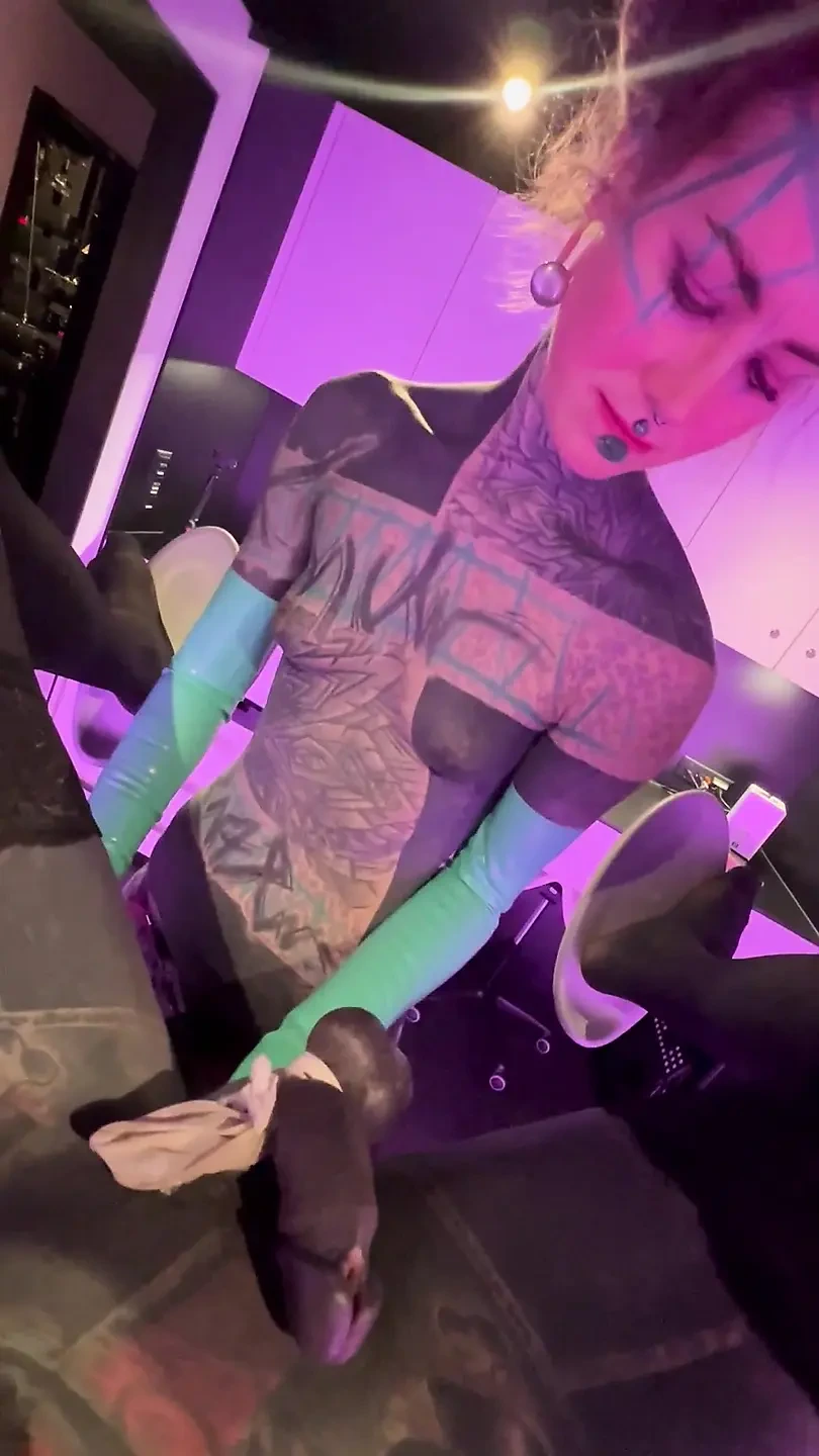 纹身女孩插男朋友的屁股 - 被绑住的蛋蛋和深指交