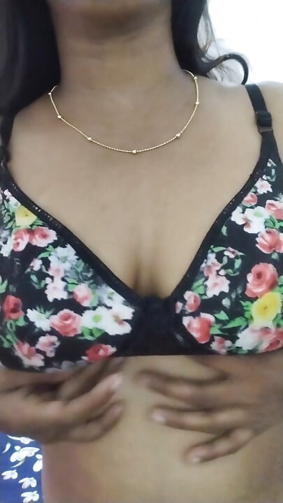 Une indienne mallu sexy s’amuse toute