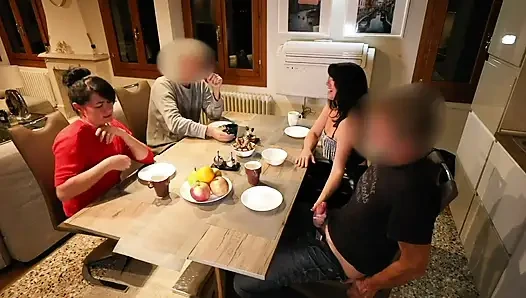Aşırı! Ateşli yarak masanın altına boşalmak için yaratılmış