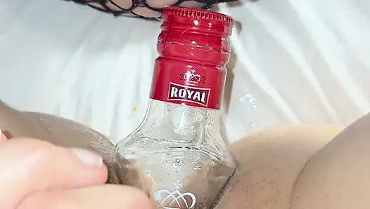 Cewek ini lagi asik muasin lubang pantatnya pakai botol - close up
