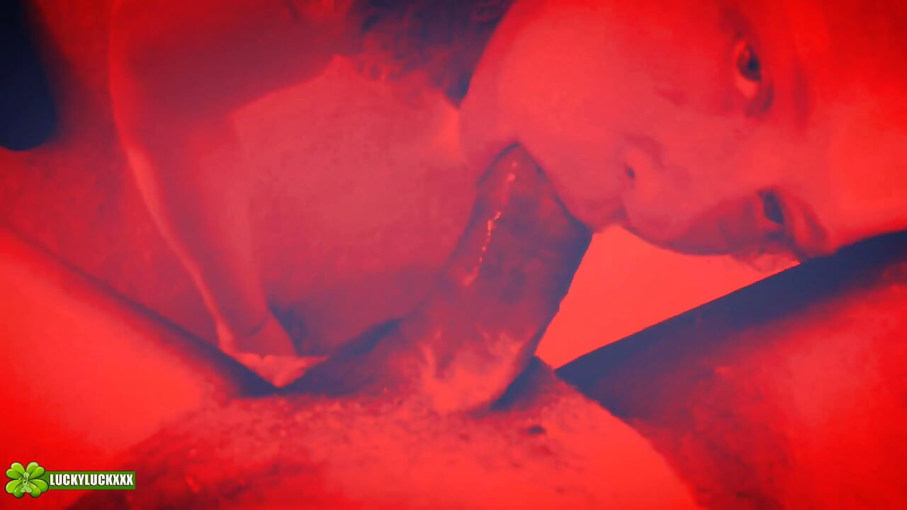 Lycklig tjej Kween Bunny B - Rött ljus speciell POV avsugning och halsknull