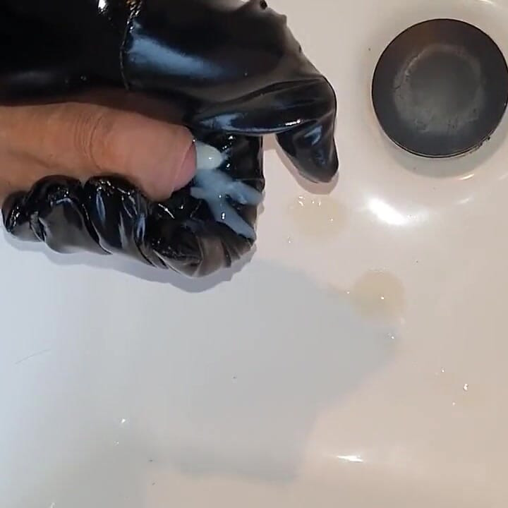 Sve je postalo malo previše - nestašno drkanje pvc rukavica.