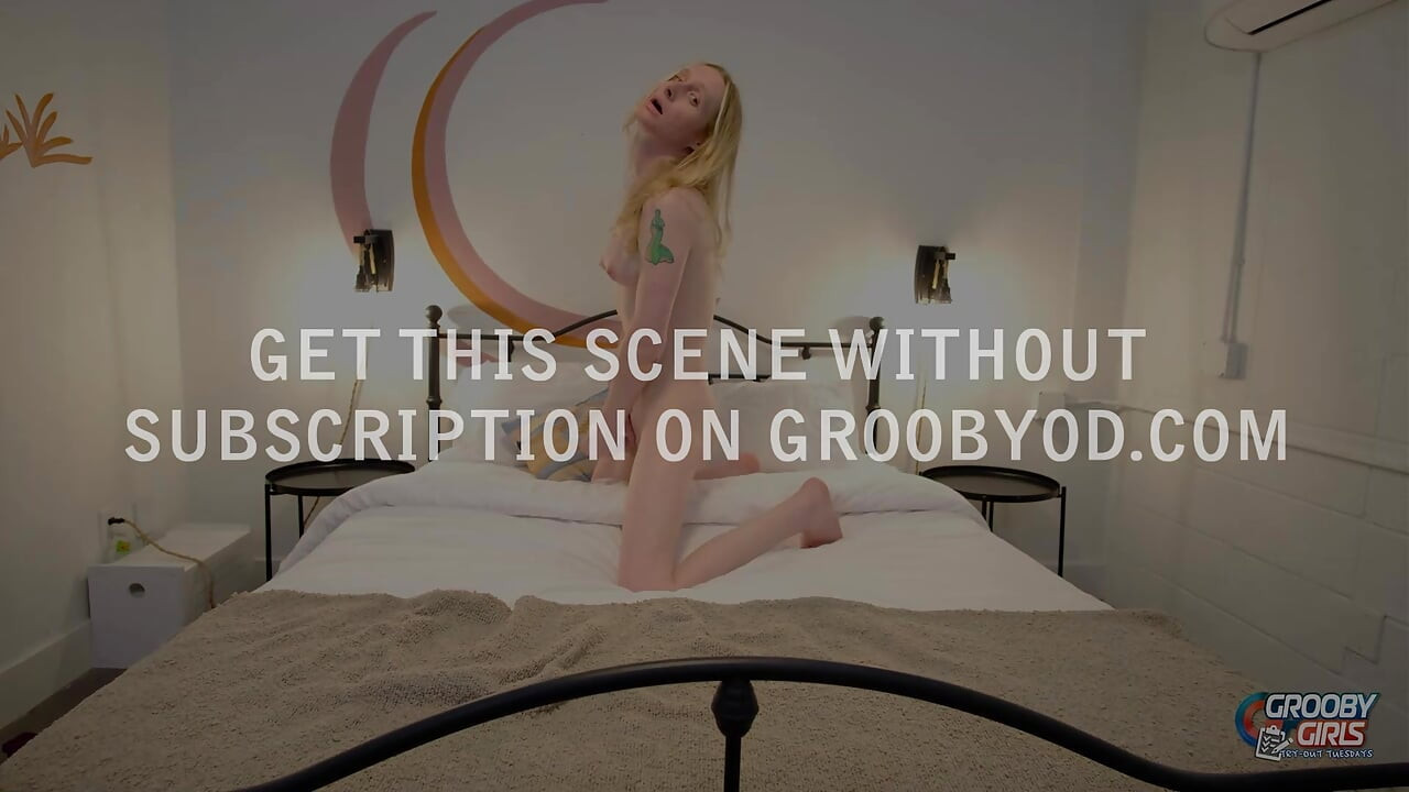 GROOBYGIRLS Blonda Trans Beauty se fute singură cu degetele și mângâie pula pe pat
