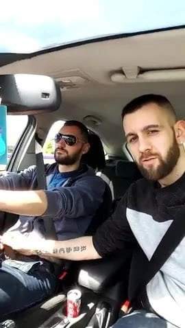 pajeandoselo en el auto